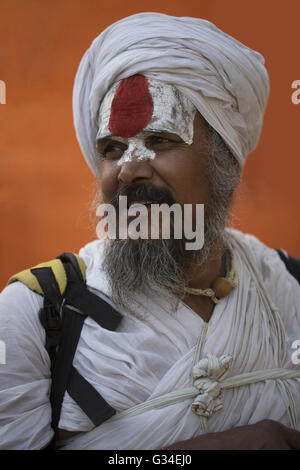 Sadhu in weißer Farbe Kleidung und verfilzten Haaren. Kumbh mela 2016. ujjain, Madhya Pradesh, Indien Stockfoto