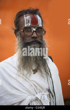 Sadhu in weiß gefärbte Kleidung und Haar verfilzt. Kumbh Mela 2016. Ujjain, Madhya Pradesh, Indien Stockfoto