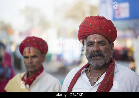 Sadhu in weißer Farbe Kleidung und verfilzten Haaren. Kumbh mela 2016. ujjain, Madhya Pradesh, Indien Stockfoto