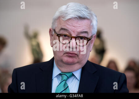 Ehemaliger Minister für auswärtige Angelegenheiten Joschka Fischer (Gruene) in der Residenz in München, 7. Juni 2016. Fischer wird mit der Europa-Medaille vom Bayerischen Staatsminister für Europa Beate Werk (CSU). Foto: SVEN HOPPE/dpa Stockfoto