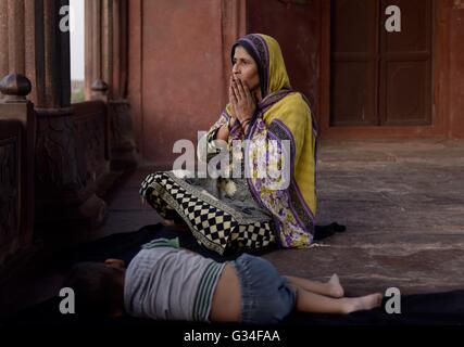 (160607)--NEU-DELHI, 7. Juni 2016 (Xinhua)--ein indischer Muslim Frau vor den ersten Sonnenuntergang Ramadan bei Jama Masjid in Neu-Delhi, Indien, 7. Juni 2016 betet. Das diesjährige Ramadan begann in Indien Dienstag, nach dem Ramadan Mond wird in verschiedenen Teilen von Indien Montag gesichtet. (Xinhua/Bi Xiaoyang) Stockfoto