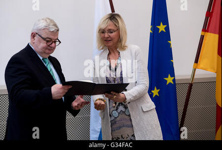 Dem Bayerischen Staatsminister für Europa Beate Werk (CSU) Übergabe der bayerische Europa-Medaille, ehemaliger Minister für auswärtige Angelegenheiten Joschka Fischer (Gruene) in München, 7. Juni 2016. Foto: SVEN HOPPE/dpa Stockfoto