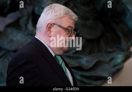München, Deutschland. 7. Juni 2016. Ehemaliger Minister für auswärtige Angelegenheiten Joschka Fischer (Gruene) in der Residenz in München, 7. Juni 2016. Fischer wird mit der Europa-Medaille vom Bayerischen Staatsminister für Europa Beate Werk (CSU). Foto: SVEN HOPPE/Dpa/Alamy Live News Stockfoto
