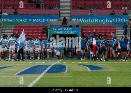 Salford, UK, 7. Juni 2016, die Teams von Argentinien und Frankreich zu Fuß auf den Rasen, bevor ein pool Match in der Welt Rugby U20 Meisterschaft 2016 AJ Bell Stadium. Credit: Colin Edwards/Alamy leben Nachrichten Stockfoto