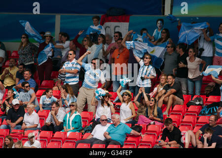 Salford, UK, 7. Juni 2016, argentinische Fans feiern nach Argentinien gegen Frankreich in einem Pool Spiel der Welt Rugby U20 Meisterschaft 2016 AJ Bell Stadium. Credit: Colin Edwards/Alamy leben Nachrichten Stockfoto