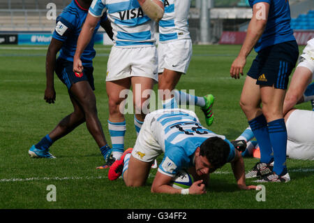 Salford, UK, 7. Juni 2016, Lautaro Bazan Velez von Argentinien Erdung die Kugel für einen Versuch gegen Frankreich in einem Pool Spiel der Welt Rugby U20 Meisterschaft 2016 AJ Bell Stadium. Credit: Colin Edwards/Alamy leben Nachrichten Stockfoto