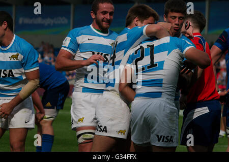 Salford, UK, 7. Juni 2016, Argentinien feiert die Auswertung von Versuchen von Lautaro Bazan Velez, Nummer 21, gegen Frankreich in einem Pool Spiel der Welt Rugby U20 Meisterschaft 2016 AJ Bell Stadium. Credit: Colin Edwards/Alamy leben Nachrichten Stockfoto