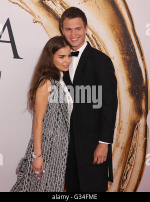 New York, New York, USA. 6. Juni 2016. Schauspieler ANSEL ELGORT und VIOLETTA KOMYSHAN besuchen die 2016 CDFA Fashion Awards im Hammerstein Ballroom statt. © Nancy Kaszerman/ZUMA Draht/Alamy Live-Nachrichten Stockfoto