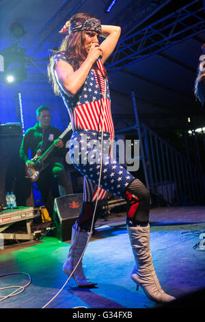 Mailand Italien. 6. Juni 2016. JULIETTE und leckt die US-amerikanische Rock-Band unter der Leitung von Schauspielerin Juliette Lewis live auf der Bühne im Circolo Magnolia Credit führt: Rodolfo weitertransferiert/Alamy Live News Stockfoto