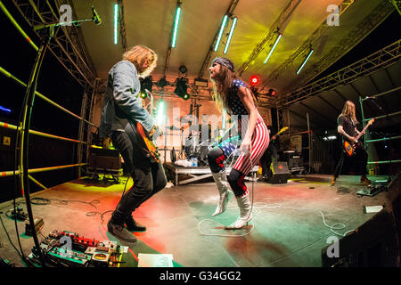 Mailand Italien. 6. Juni 2016. JULIETTE und leckt die US-amerikanische Rock-Band unter der Leitung von Schauspielerin Juliette Lewis live auf der Bühne im Circolo Magnolia Credit führt: Rodolfo weitertransferiert/Alamy Live News Stockfoto