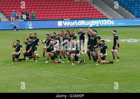 Salford, UK, 7. Juni 2016. Neuseeland U20 Rugby Team durchführen der Haka vor dem Spiel gegen Georgien in einer Welt Rugby U20 Meisterschaft pool Gleiches an einem J Bell Stadium, Salford. Credit: Colin Edwards/Alamy leben Nachrichten Stockfoto