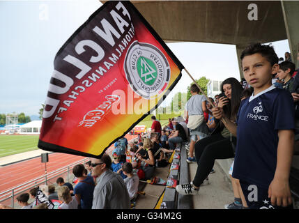 Evian, Frankreich. 7. Juni 2016. Ein kleiner französischer junge Wellen mit deutscher Flagge beim Betrachten einer Trainingseinheit der deutschen Fußball-Nationalmannschaft auf dem Trainingsplatz neben Team Hotel in Evian, Frankreich, 7. Juni 2016. Die UEFA EURO 2016 findet vom 10. Juni bis 10. Juli 2016 in Frankreich. Foto: Christian Charisius/Dpa/Alamy Live News Stockfoto