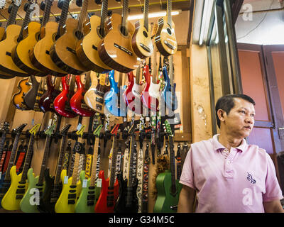 Bangkok, Bangkok, Thailand. 7. Juni 2016. Ein Arbeiter in einem Gitarren-Shop wartet auf Kunden in Verng Nakorn Kasem, auch bekannt als die Diebe Markt. Verng Nakorn Kasem war einer der berühmtesten Einkaufsviertel Bangkoks. Es befindet sich am nördlichen Rand von Bangkoks Chinatown, es wuchs in Bangkoks Stadtteil für Kauf und Verkauf von Musikinstrumenten. Die Familie, die das Land im Besitz vor kurzem verkauft, und die neuen Besitzer wollen das berühmte Gebiet zu sanieren und schalten ihn in ein Einkaufszentrum. Die neuen Besitzer haben begonnen, bestehende Mietvertrag Inhaber vertreiben und viele Geschäfte geschlossen haben. © ZUMA Press, Inc. Stockfoto