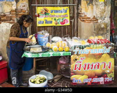 Bangkok, Bangkok, Thailand. 7. Juni 2016. Ein Bürgersteig-Obst-Verkäufer schneidet sich frische Ananas vor einem verschlossenen Geschäft in Verng Nakorn Kasem, auch bekannt als die Diebe Markt. Verng Nakorn Kasem war einer der berühmtesten Einkaufsviertel Bangkoks. Es befindet sich am nördlichen Rand von Bangkoks Chinatown, es wuchs in Bangkoks Stadtteil für Kauf und Verkauf von Musikinstrumenten. Die Familie, die das Land im Besitz vor kurzem verkauft, und die neuen Besitzer wollen das berühmte Gebiet zu sanieren und schalten ihn in ein Einkaufszentrum. Bildnachweis: ZUMA Press, Inc./Alamy Live-Nachrichten Stockfoto