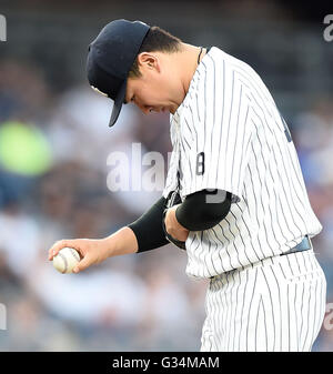 Masahiro Tanaka (Yankees), 6. Juni 2016 - MLB: New York Yankees Start Krug Masahiro Tanaka reagiert im dritten Inning während der MLB-Spiel zwischen den New York Yankees und den Los Angeles Angels im Yankee Stadium in New York, Vereinigte Staaten von Amerika. (Foto: AFLO) Stockfoto
