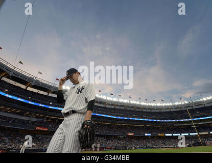 Masahiro Tanaka (Yankees), 6. Juni 2016 - MLB: New York Yankees Start Krug Masahiro Tanaka kehrt im fünften Inning während der MLB-Spiel zwischen den New York Yankees und den Los Angeles Angels im Yankee Stadium in New York, Vereinigte Staaten von Amerika. (Foto: AFLO) Stockfoto