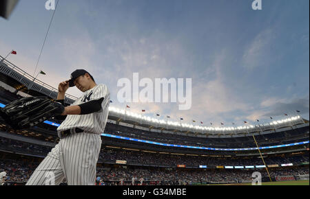 Masahiro Tanaka (Yankees), 6. Juni 2016 - MLB: New York Yankees Start Krug Masahiro Tanaka kehrt im fünften Inning während der MLB-Spiel zwischen den New York Yankees und den Los Angeles Angels im Yankee Stadium in New York, Vereinigte Staaten von Amerika. (Foto: AFLO) Stockfoto