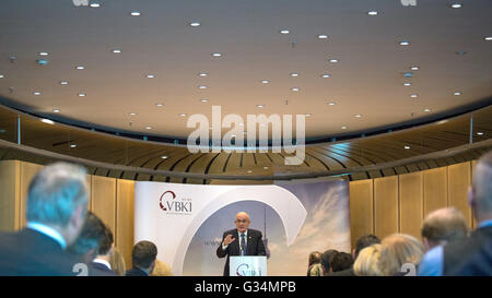 Berlin, Deutschland. 8. Juni 2016. New Yorks ehemalige Bürgermeister Rudolph "Rudy" Giuliani, besucht eine Pressekonferenz der Berliner Kaufleute und industrieller Gesellschaft (VBKI) in Berlin, Deutschland, 8. Juni 2016. Giuliani sprach mit vielen Unternehmern über die Ähnlichkeiten und Unterschiede zwischen Berlin und New York. Foto: Sophia Kembowski/Dpa/Alamy Live News Stockfoto