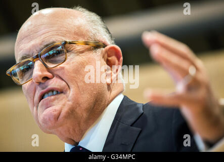 Berlin, Deutschland. 8. Juni 2016. New Yorks ehemalige Bürgermeister Rudolph "Rudy" Giuliani, besucht eine Pressekonferenz der Berliner Kaufleute und industrieller Gesellschaft (VBKI) in Berlin, Deutschland, 8. Juni 2016. Giuliani sprach mit vielen Unternehmern über die Ähnlichkeiten und Unterschiede zwischen Berlin und New York. Foto: Sophia Kembowski/Dpa/Alamy Live News Stockfoto