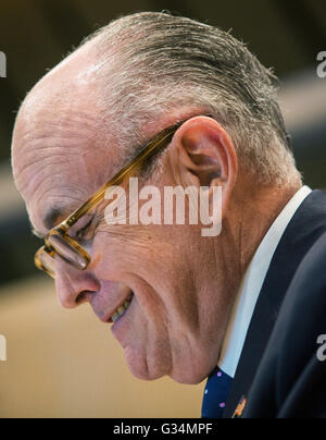 Berlin, Deutschland. 8. Juni 2016. New Yorks ehemalige Bürgermeister Rudolph "Rudy" Giuliani, besucht eine Pressekonferenz der Berliner Kaufleute und industrieller Gesellschaft (VBKI) in Berlin, Deutschland, 8. Juni 2016. Giuliani sprach mit vielen Unternehmern über die Ähnlichkeiten und Unterschiede zwischen Berlin und New York. Foto: Sophia Kembowski/Dpa/Alamy Live News Stockfoto