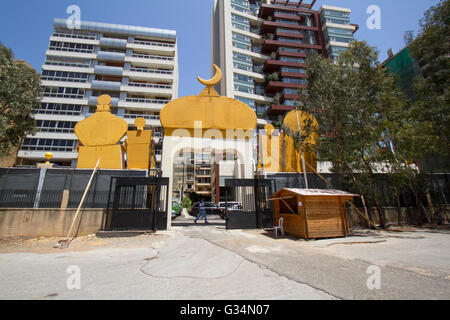 Beirut Libanon. 8. Juni die Straßen von Beirut sind im islamischen Mond Halbmonde eingerichtet, als die muslimische Gemeinschaft des Heiligen Monats Ramadan beobachtet mit Fasten von der Dämmerung bis zum Morgengrauen Credit: Amer Ghazzal/Alamy Live-Nachrichten Stockfoto