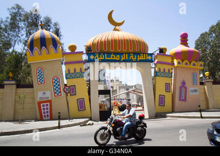 Beirut Libanon. 8. Juni die Straßen von Beirut sind im islamischen Mond Halbmonde eingerichtet, als die muslimische Gemeinschaft des Heiligen Monats Ramadan beobachtet mit Fasten von der Dämmerung bis zum Morgengrauen Credit: Amer Ghazzal/Alamy Live-Nachrichten Stockfoto