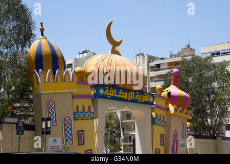 Beirut Libanon. 8. Juni die Straßen von Beirut sind im islamischen Mond Halbmonde eingerichtet, als die muslimische Gemeinschaft des Heiligen Monats Ramadan beobachtet mit Fasten von der Dämmerung bis zum Morgengrauen Credit: Amer Ghazzal/Alamy Live-Nachrichten Stockfoto