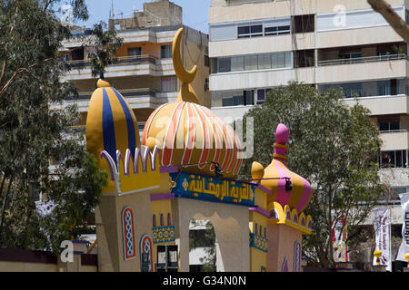 Beirut Libanon. 8. Juni die Straßen von Beirut sind im islamischen Mond Halbmonde eingerichtet, als die muslimische Gemeinschaft des Heiligen Monats Ramadan beobachtet mit Fasten von der Dämmerung bis zum Morgengrauen Credit: Amer Ghazzal/Alamy Live-Nachrichten Stockfoto