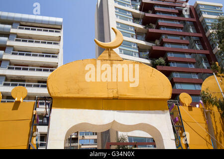 Beirut Libanon. 8. Juni die Straßen von Beirut sind im islamischen Mond Halbmonde eingerichtet, als die muslimische Gemeinschaft des Heiligen Monats Ramadan beobachtet mit Fasten von der Dämmerung bis zum Morgengrauen Credit: Amer Ghazzal/Alamy Live-Nachrichten Stockfoto