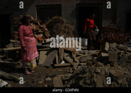 Bhaktapur, Nepal. 8. Juni 2016. Nepalesische Frauen helfen sich gegenseitig ihre beschädigten Gemeinschaft wieder aufzubauen, die im letzten Jahr Erdbeben und Zittern in Bhaktapur, Nepal auf Mittwoch, 8. Juni 2016 zerstört wurde. Seit der letztjährigen verheerende Erdbeben vergangen im 25. April 2015 tötete mehr als 9.000 Menschen mehr als ein Jahr. Fast 3,5 Millionen Menschen wurden nach diesem Tag obdachlos. © Skanda Gautam/ZUMA Draht/Alamy Live-Nachrichten Stockfoto