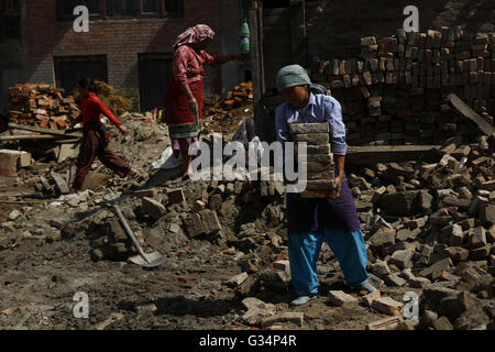 Bhaktapur, Nepal. 8. Juni 2016. Nepalesische Frauen helfen sich gegenseitig ihre beschädigten Gemeinschaft wieder aufzubauen, die im letzten Jahr Erdbeben und Zittern in Bhaktapur, Nepal auf Mittwoch, 8. Juni 2016 zerstört wurde. Seit der letztjährigen verheerende Erdbeben vergangen im 25. April 2015 tötete mehr als 9.000 Menschen mehr als ein Jahr. Fast 3,5 Millionen Menschen wurden nach diesem Tag obdachlos. © Skanda Gautam/ZUMA Draht/Alamy Live-Nachrichten Stockfoto