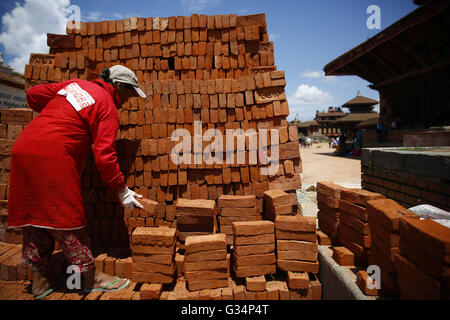 Bhaktapur, Nepal. 8. Juni 2016. Eine nepalesische Arbeitskraft ordnet Ziegel beschädigten Eingang von Bhaktapur Durbar Square, ein UNESCO-Weltkulturerbe wieder aufzubauen, die im letztjährigen Erdbeben und Zittern in Bhaktapur, Nepal auf Mittwoch, 8. Juni 2016 zerstört wurde. Seit der letztjährigen verheerende Erdbeben vergangen im 25. April 2015 tötete mehr als 9.000 Menschen mehr als ein Jahr. Fast 3,5 Millionen Menschen wurden nach diesem Tag obdachlos. © Skanda Gautam/ZUMA Draht/Alamy Live-Nachrichten Stockfoto