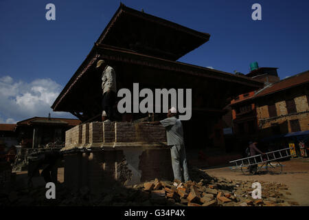 Bhaktapur, Nepal. 8. Juni 2016. Nepalesische Beschäftigte demolieren einen beschädigten Schrein nach der letztjährigen Erdbeben und Zittern in Bhaktapur Durbar Square, ein UNESCO-Weltkulturerbe in Nepal auf Mittwoch, 8. Juni 2016. Seit der letztjährigen verheerende Erdbeben vergangen im 25. April 2015 tötete mehr als 9.000 Menschen mehr als ein Jahr. Fast 3,5 Millionen Menschen wurden nach diesem Tag obdachlos. © Skanda Gautam/ZUMA Draht/Alamy Live-Nachrichten Stockfoto