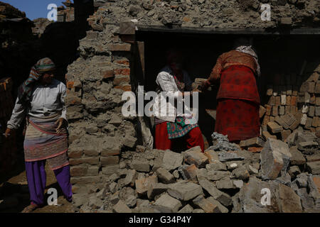 Bhaktapur, Nepal. 8. Juni 2016. Nepalesische Frauen helfen sich gegenseitig, ihre beschädigte Häuser in ihrer Gemeinschaft umzubauen, die zerstört und beschädigt im letztjährigen Erdbeben und Tremor in Bhaktapur, Nepal auf Mittwoch, 8. Juni 2016. Seit der letztjährigen verheerende Erdbeben vergangen im 25. April 2015 tötete mehr als 9.000 Menschen mehr als ein Jahr. Fast 3,5 Millionen Menschen wurden nach diesem Tag obdachlos. © Skanda Gautam/ZUMA Draht/Alamy Live-Nachrichten Stockfoto