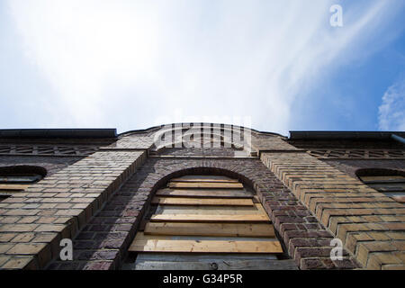 Liebe Redakteure - Sperrfrist 8. Juni 2016 16:30 die Fenster der ehemaligen Synagoge sind mit Holzbrettern in Pulheim-Stommeln, Deutschland, 8. Juni 2016 angenagelt. Libanesische geborenen Künstlers Walid Raad hat Boden in einer ehemaligen Synagoge monatelang aufgeschüttet und die Fenster mit Brettern vernagelt. Die Installation ist Teil des internationalen Kunstprojekts "Synagoge Stommeln" und wird bis 25. September 2016 öffentlich zugänglich sein. Foto: ROLF VENNENBERND/dpa Stockfoto