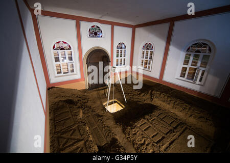 Liebe Redakteure - Sperrfrist bis 8. Juni 2016 16:30 ehemalige Synagoge ist voller mit Erde, ein ganzes Bild in der Mitte, in Pulheim-Stommeln, Deutschland, 8. Juni 2016. Libanesische geborenen Künstlers Walid Raad hat Boden in einer ehemaligen Synagoge monatelang aufgeschüttet und die Fenster mit Brettern vernagelt. Die Installation ist Teil des internationalen Kunstprojekts "Synagoge Stommeln" und wird bis 25. September 2016 öffentlich zugänglich sein. Foto: ROLF VENNENBERND/dpa Stockfoto