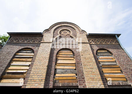 Liebe Redakteure - Sperrfrist 8. Juni 2016 16:30 die Fenster der ehemaligen Synagoge sind mit Holzbrettern in Pulheim-Stommeln, Deutschland, 8. Juni 2016 angenagelt. Libanesische geborenen Künstlers Walid Raad hat Boden in einer ehemaligen Synagoge monatelang aufgeschüttet und die Fenster mit Brettern vernagelt. Die Installation ist Teil des internationalen Kunstprojekts "Synagoge Stommeln" und wird bis 25. September 2016 öffentlich zugänglich sein. Foto: ROLF VENNENBERND/dpa Stockfoto