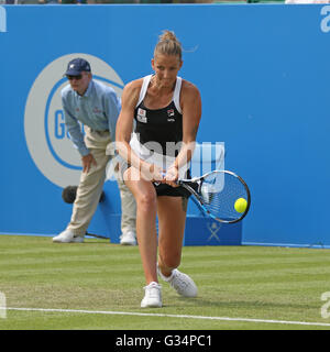 Tenniszentrum Nottingham, Nottingham, UK. 8. Juni 2016. Aegon WTA Nottingham Tag der offenen Tür 5. Rückhand von Karolina Pliskova der Tschechischen Republik kehrt Anna Tatishvili USA Kredit: Action Plus Sport/Alamy Live News Stockfoto