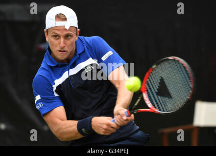 Stuttgart, Deutschland. 8. Juni 2016. Denis Kudla der USA im Kampf gegen den deutschen Philipp Kohlschreiber in ihrem zweiten Vorrundenspiel bei der ATP-Tennisturnier in Stuttgart, Deutschland, 8. Juni 2016. Foto: MARIJAN MURAT/Dpa/Alamy Live News Stockfoto