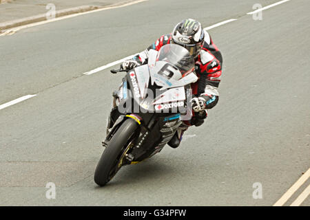 Isle Of Man TT 2016 BMW Superbike Motorrad Startnummer 6 von Michael Dunlop, gesponsert von Hawk Racing auf Brae Hügel bei 180 km/h auf den Rundenrekord von unter 17 Minuten, durchschnittlich 134 mph. Samstag, 4. Juni 2016 geritten. Stockfoto