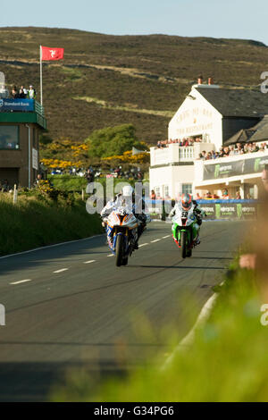 Isle Of Man TT Supersport Motorradrennen 2016, zwei Konkurrenten, die kurz nach der Ecke Creg Na Baa bei 150 km/h unterwegs. Montag, 6. Juni 2016. Stockfoto