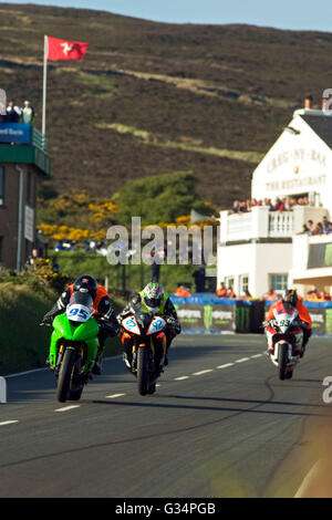 Isle Of Man TT Superbike-Rennen 2016, drei Konkurrenten Reisen bei 150 km/h kurz nach der Creg Ny Baa-Ecke. Samstag, 4. Juni 2016. Stockfoto