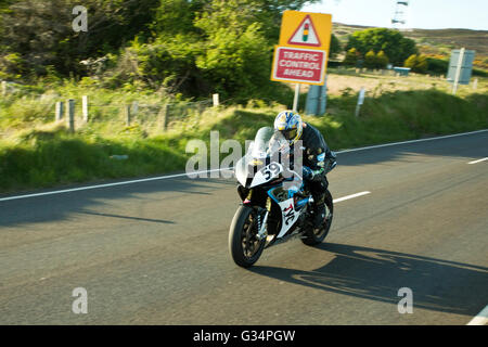 Isle Of Man TT 2016 BMW Superbike Nr. 59 von Eric Wilson, Sponsered durch PRB Econoloft Racing, Reisen bei 150 km/h kurz nach der Creg Ny Baa Ecke geritten. Samstag, 4. Juni 2016. Stockfoto