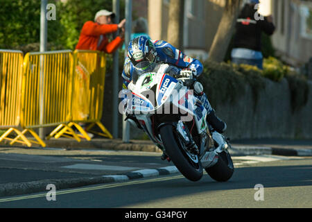 Isle Of Man TT Rennen 2016 BMW Superbike Motorrad Nummer 4 von Ian Hutchinson, gesponsert von Tyco BMW auf Brae Hügel bei 180 km/h. Samstag, 4. Juni 2016 geritten. Stockfoto