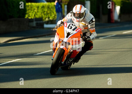 Isle Of Man TT Rennen 2016 BMW Superstock Motorrad Nummer 67 von David Hewson, Sponsered von Engineering Obsession auf Brae Hügel bei 180 km/h. Montag, 6. Juni 2016 geritten. Stockfoto