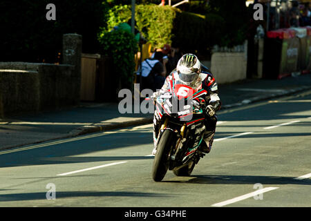 Isle Of Man TT Rennen 2016 BMW Superstock Motorrad Nummer 6 von Michael Dunlop, gesponsert von Hawk Racing auf Brae Hügel bei 180 km/h gefahren.  Montag, 6. Juni 2016. Stockfoto