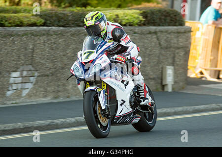 Isle Of Man TT Rennen 2016 BMW Superbike Motorrad Nummer 7 von Gary Johnson, gesponsert von Team Penz13.com auf Brae Hügel bei 180 km/h. Samstag, 4. Juni 2016 geritten. Stockfoto