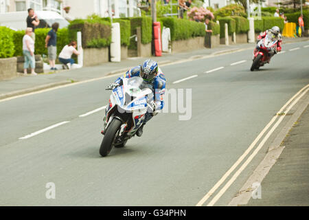 Isle Of Man TT-Rennen 2016 BMW Superbike Motorrad Startnummer 4 geritten von Ian Hutchinson, verfolgt von Honda Nummer 1 von John McGuinness, auf Brae Hügel bei 180 km/h. Samstag, 4. Juni 2016 geritten. Stockfoto