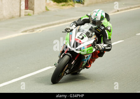 Isle Of Man TT-Rennen 2016 Kawasaki Superbike Motorrad Startnummer 5 von Peter Hickman, gesponsert von GBmoto Racing Kawasaki auf Brae Hügel bei 180 km/h. Samstag 4. Juni geritten. Stockfoto