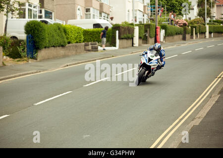 Isle Of Man TT-Rennen 2016 BMW Superbike Motorrad Startnummer 4 von Ian Hutchinson, gesponsert von Tyco BMW auf Brae Hügel bei 180 km/h gefahren.  Samstag, 4. Juni. Stockfoto